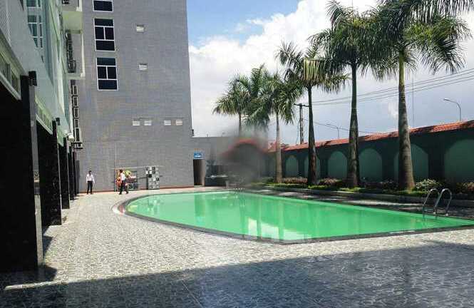 Bé trai 9 tuổi chết đuối khi học bơi ở khách sạn