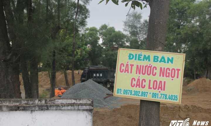 Doanh nghiệp ngang nhiên treo biển bán cát trong Hạt quản lý đường bộ