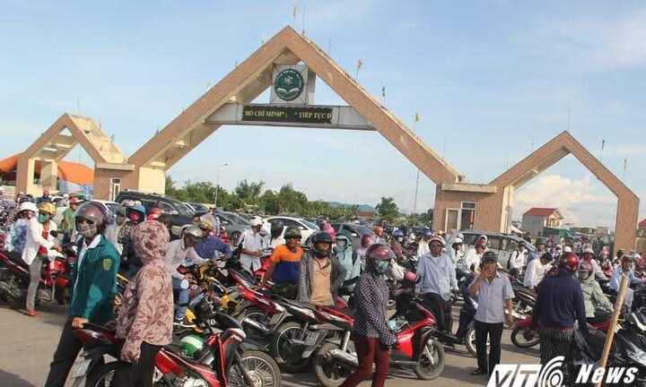 Nữ sinh lên cơn sốt, ngất xỉu trong phòng thi