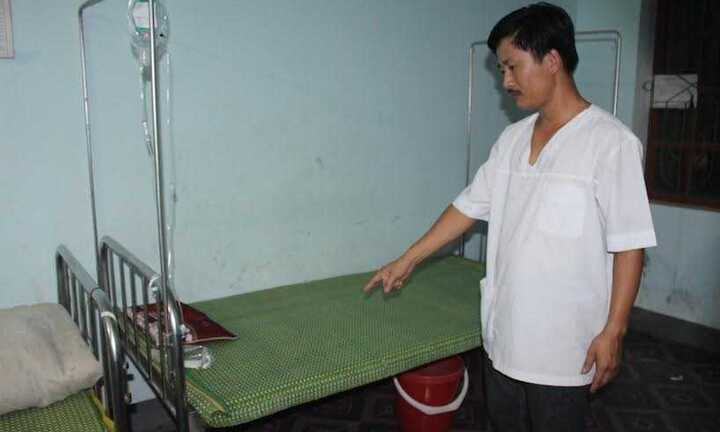 Thầy giáo xông vào trạm y tế đập phá tài sản, đánh người trọng thương