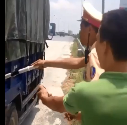 Thực hư thông tin tài xế xe tải bị CSGT bắt lỗi dán biển số cong