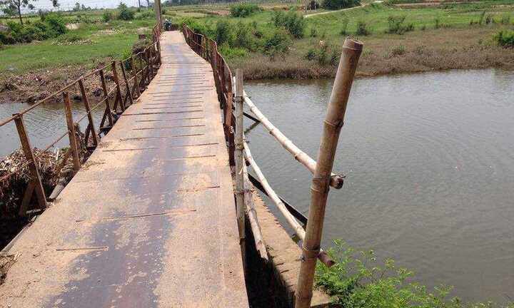 'Nín thở' băng qua cây cầu xiêu vẹo, rung bần bật giữa Thủ đô