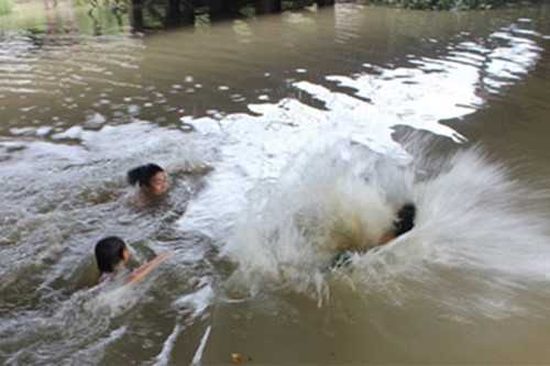 Học bơi trên sông, bé trai 13 tuổi đuối nước thương tâm