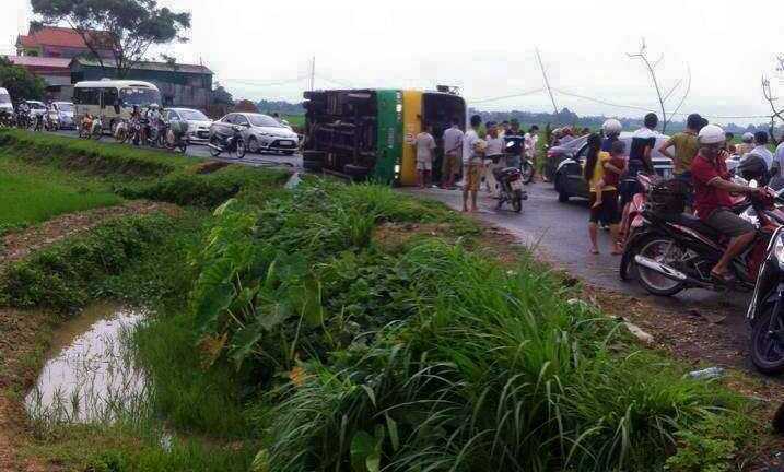Vĩnh Phúc: Xe bus lật giữa đường, 12 người nhập viện