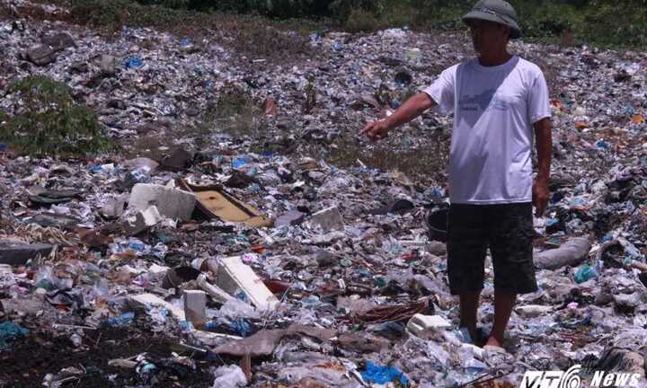 Cận cảnh hàng trăm tấn chất thải bốc mùi nồng nặc tại Thiên Cầm nghi là từ Formosa