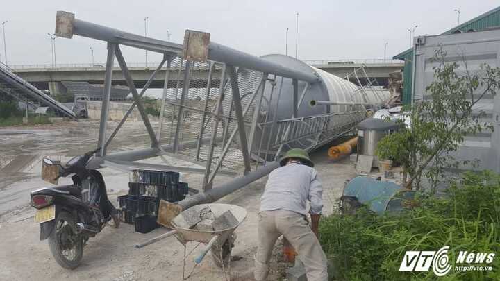 Tháo dỡ hai trạm trộn bê tông 'đại náo' chân cầu nghìn tỷ