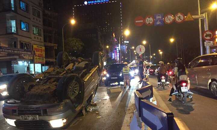 Ôtô lật ngửa, bốc cháy dữ dội trên cầu vượt giữa Thủ đô