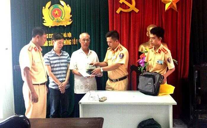 CSGT Hà Nội nhặt được túi xách có hơn 43 triệu đồng