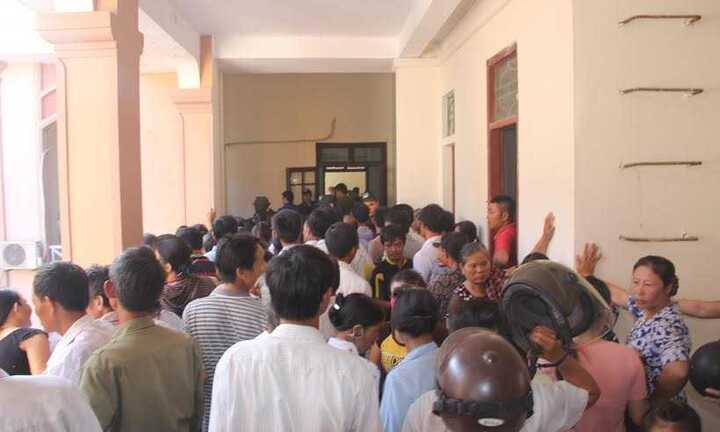 Vụ nữ thủ quỹ xã tham ô tài sản: Hàng trăm người bức xúc vì tòa lại hoãn