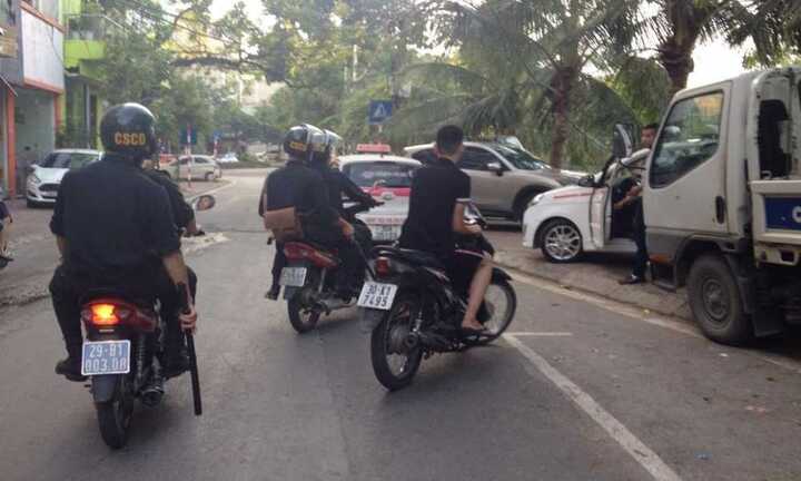 Theo chân cảnh sát cơ động truy quét 'quái xế' đầu trần trên phố Hà Nội