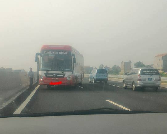 Hai xe khách phóng ngược chiều vun vút trên cao tốc Hà Nội – Hải Phòng