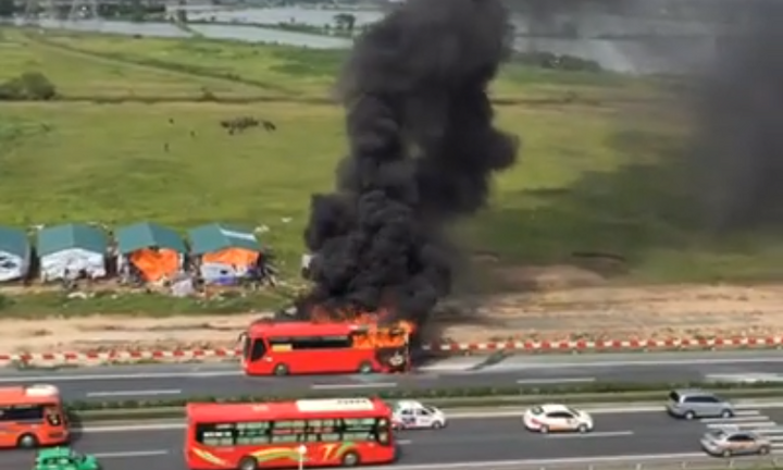 Xe khách bốc cháy ngùn ngụt trên cao tốc Pháp Vân – Cầu Giẽ