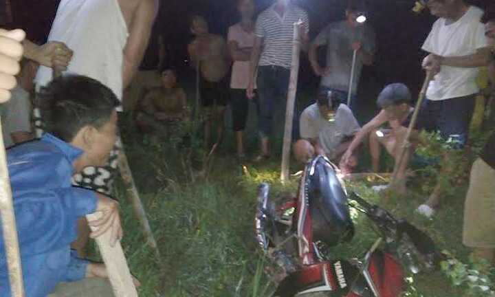 Bị cả làng truy lùng, 2 tên trộm chó nhảy xuống sông tẩu thoát