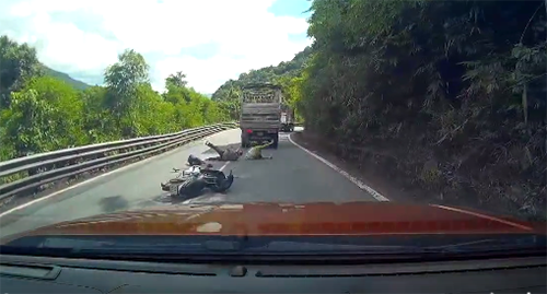 Cú thoát chết không tưởng của cả gia đình trên đèo Bảo Lộc