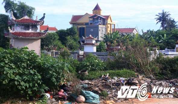 Ớn lạnh cả làng 'sống chung' với người chết