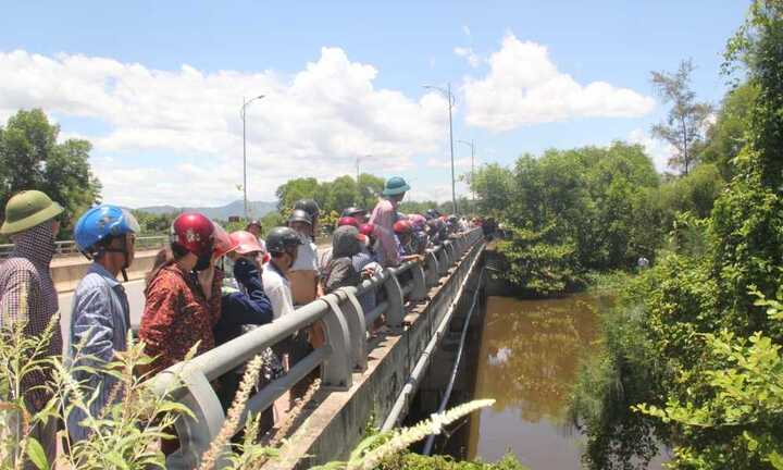 Đi câu cá tá hỏa phát hiện thi thể dưới chân cầu