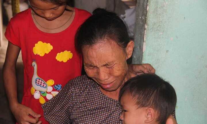 Mẹ bỏ đi, cha bệnh tật bán thận nuôi 3 con ăn học