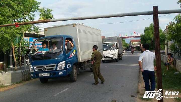 Né trạm cân, trạm thu phí, xe quá tải cày nát đường liên xã