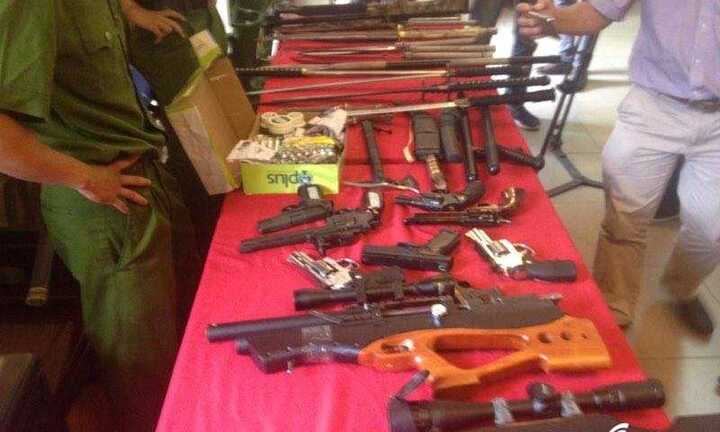 Kho vũ khí ‘khủng’ trong nhà tên giang hồ khét tiếng tại Hà Nội