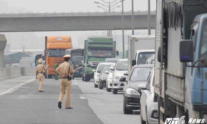 Xe tải lật ngang đường trên cao, ùn tắc hàng chục km