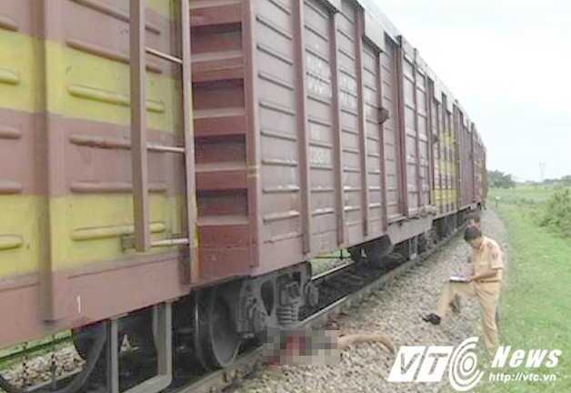 Người đàn ông bị tàu hỏa hút vào gầm, cán chết thảm