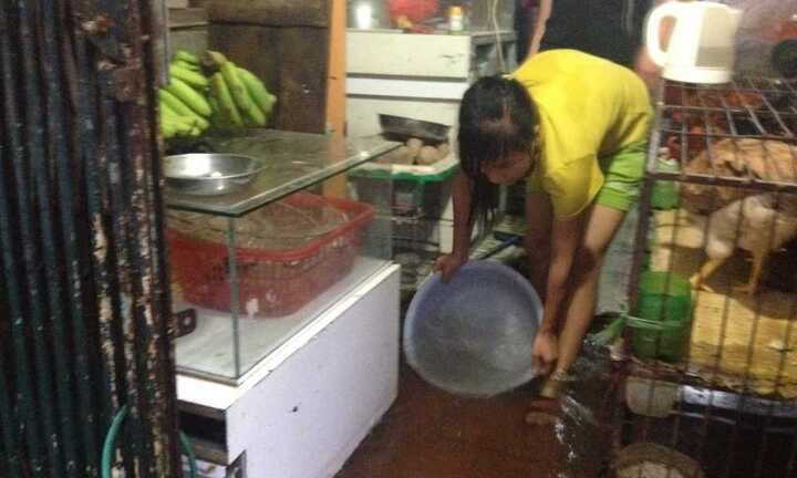 Bão số 3 gây mưa như trút, người Hà Nội hì hục tát nước chạy ngập