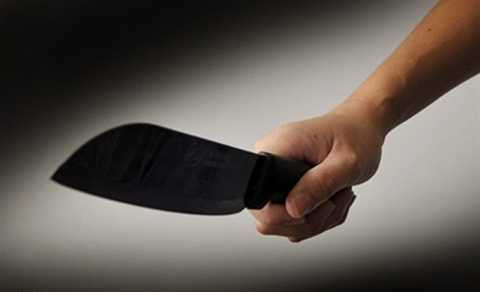 Nghi ngoại tình, chồng cầm dao đâm vợ trọng thương giữa đường