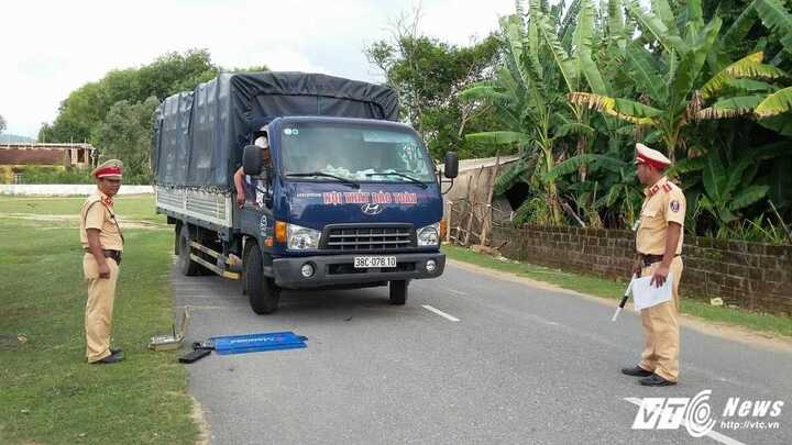 CSGT lập chốt chặn xe quá tải né trạm cân, trạm thu phí, cày nát đường liên xã