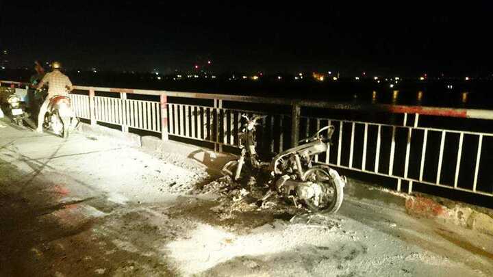 Say rượu, nửa đêm lên cầu Chương Dương đốt xe