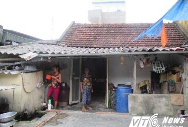 Bi hài chuyện vợ chồng anh chị 'nín thở, đề phòng' nhường buồng tân hôn cho em