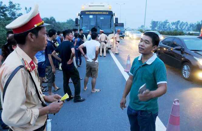 Xe khách nhồi nhét khách, bỏ chạy qua chốt CSGT bị phạt 41,5 triệu đồng