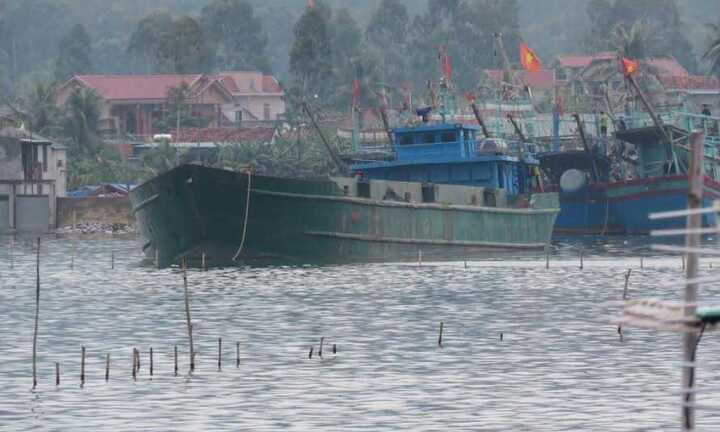 Tàu hàng ngang nhiên đổ trộm chất thải trái phép xuống biển