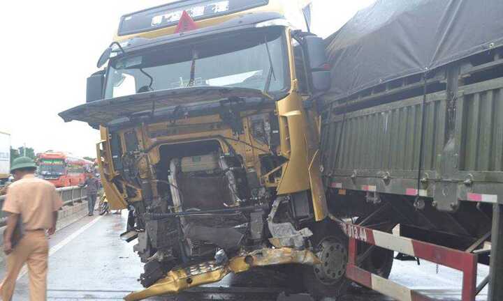 Xe container đâm bay dải phân cách lao ra giữa đường