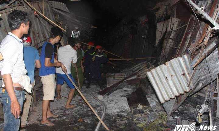 Cháy chợ lớn nhất huyện miền núi Hà Tĩnh: Hơn 130 ki ốt bị thiêu rụi hoàn toàn.