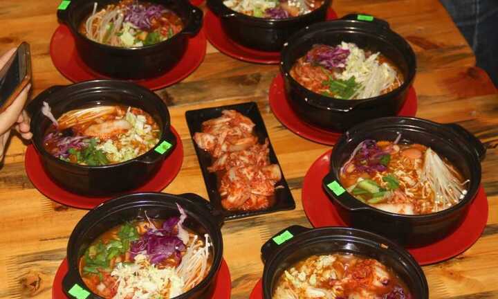 Dân Hà Tĩnh đổ xô đi ăn mì cay 7 đến 12 cấp độ