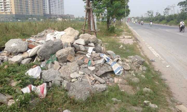 Ảnh: Rác thải tràn ngập trên đại lộ nghìn tỷ ở Hà Nội