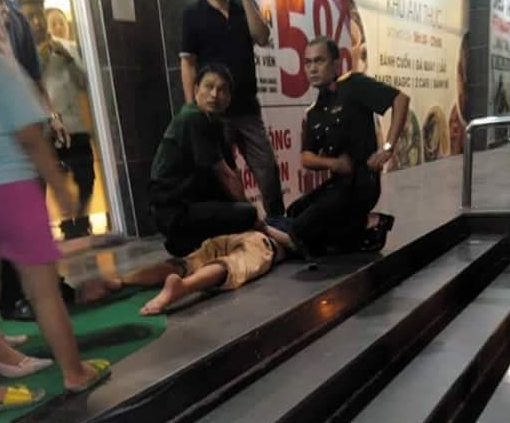 Người đàn ông cầm dao uy hiếp bé trai trong siêu thị