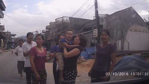 Video: Qua đường bất cẩn, bé trai bị ô tô tông lộn nhiều vòng