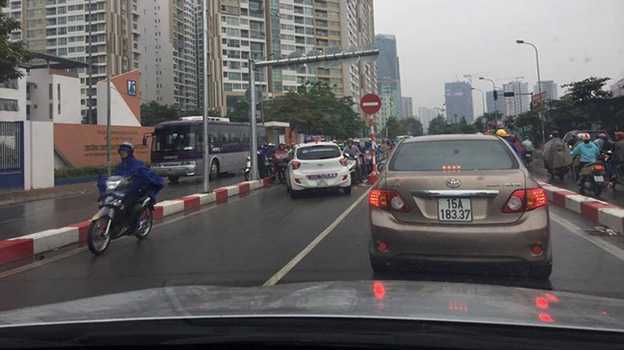 Triệu tập thêm 2 xe taxi rồng rắn đi ngược chiều trên cầu vượt ở Hà Nội
