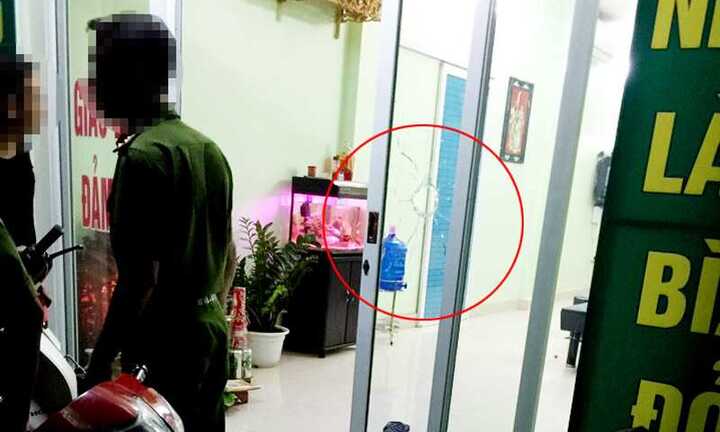 Nổ súng bắn vỡ cửa kính tiệm cầm đồ trong đêm