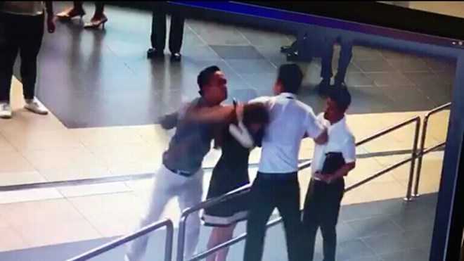 Nữ nhân viên hàng không bị đánh: Chính thức cấm bay 2 hành khách