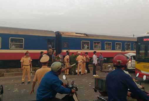 Ô tô bị tàu tông nát, 5 người chết: Xác định nguyên nhân ban đầu