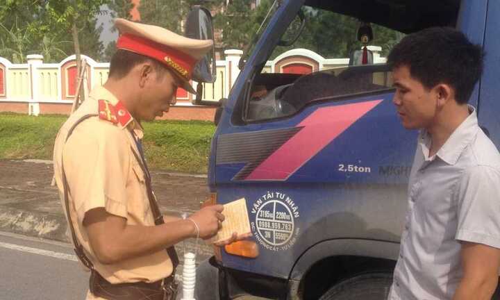 CSGT Hà Nội truy quét 'quái xế’ trên cung đường đen