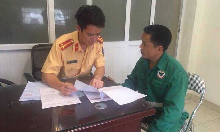 Triệu tập tài xế xe chở rác phóng ngược chiều trên cầu vượt giữa Thủ đô