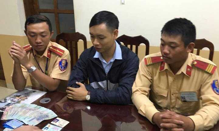 CSGT Hà Nội trả lại 15 triệu đồng cho người đánh rơi