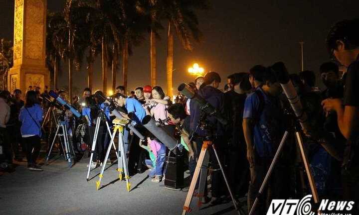 Ảnh: Dàn thiết bị 'siêu khủng' của dân Thủ đô ngắm trăng khổng lồ
