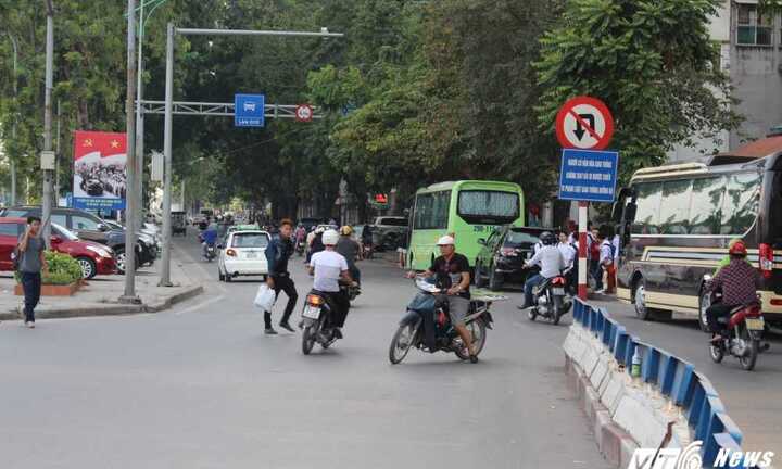 ‘Quái xế’ đầu trần nghênh ngang đi ngược chiều trước mặt CSGT