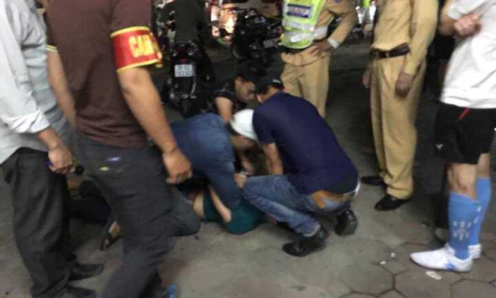 Bị dừng xe, đối tượng đạp ngã cảnh sát hình sự ngay tại chốt 141