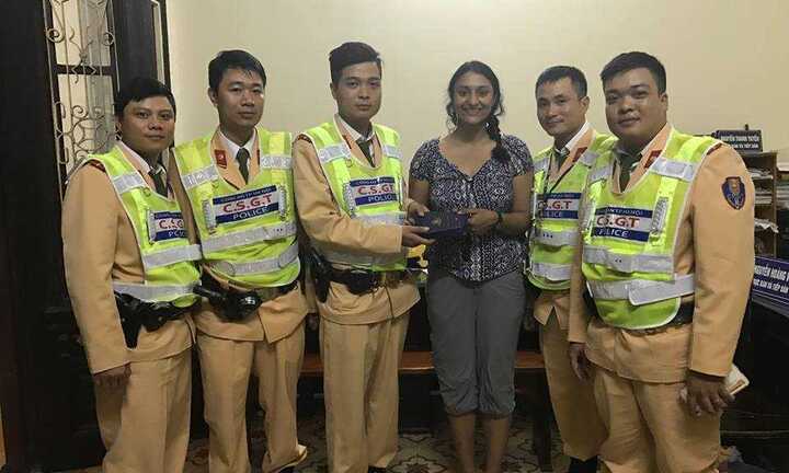 CSGT truy đuổi kẻ giật túi xách nữ du khách ở Hà Nội