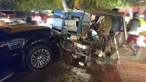 Xe Range Rover gây tai nạn liên hoàn, đâm vào gốc cây